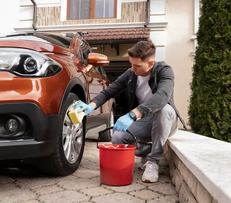 Lavage auto à domicile Combourg : professionnel intervenant sur un véhicule